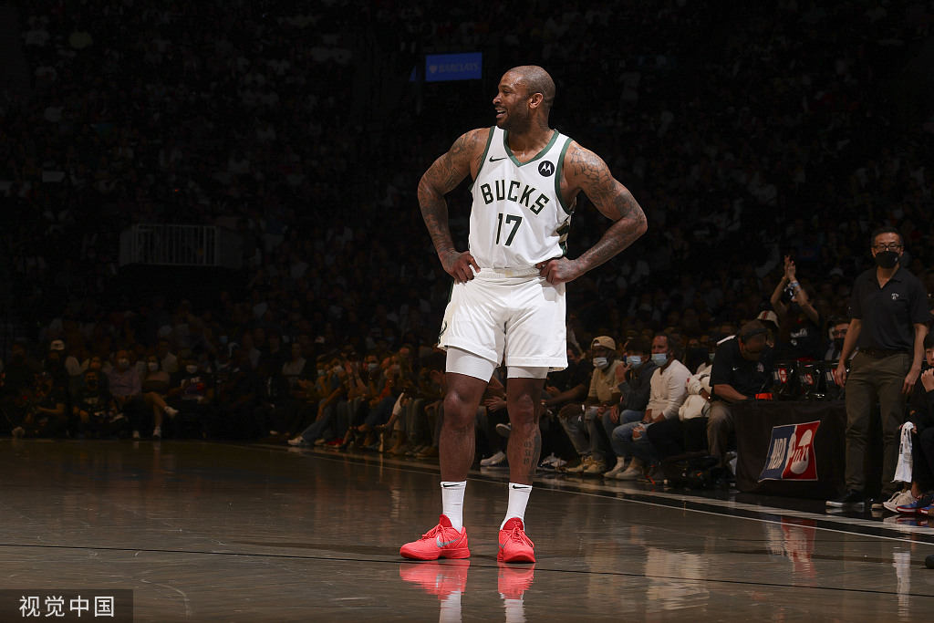  老鹰逆袭击败雄鹿挺进季后赛  